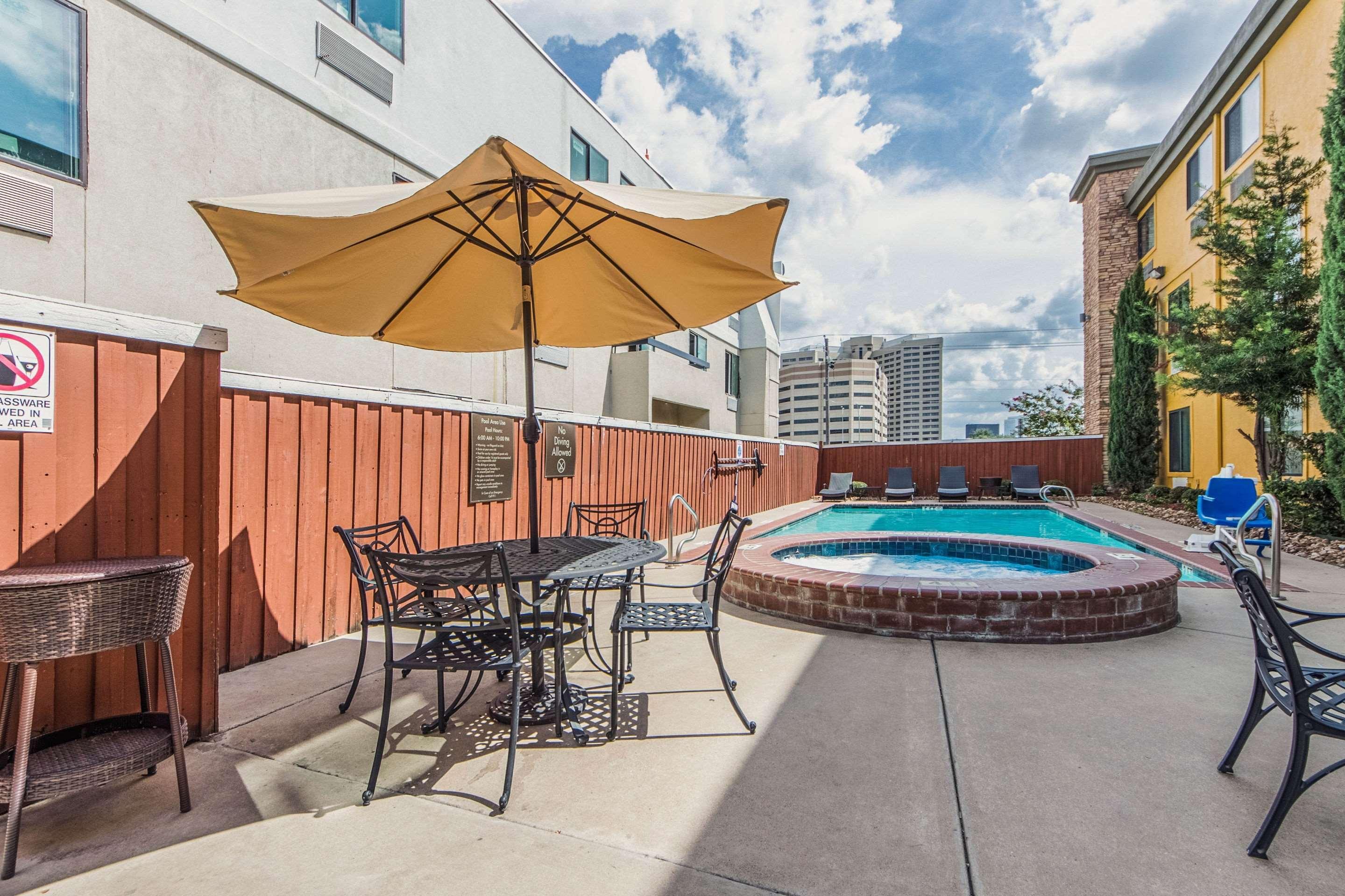Comfort Inn Dallas Park Central Exterior photo