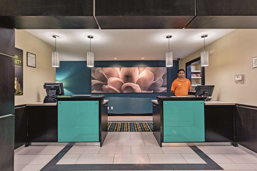 Comfort Inn Dallas Park Central Interior photo