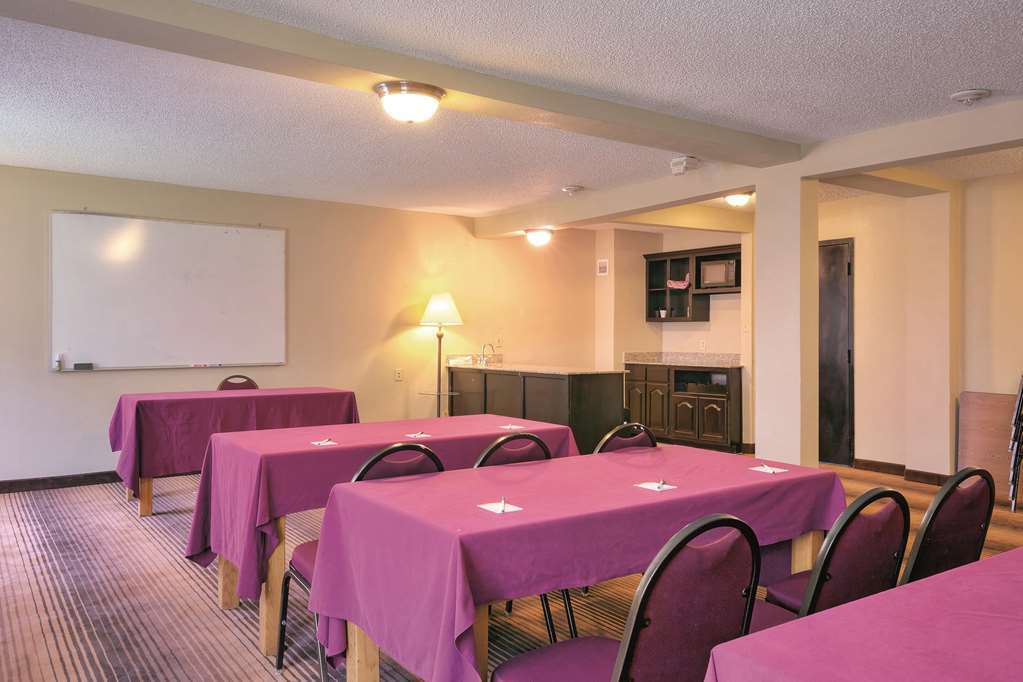 Comfort Inn Dallas Park Central Facilities photo